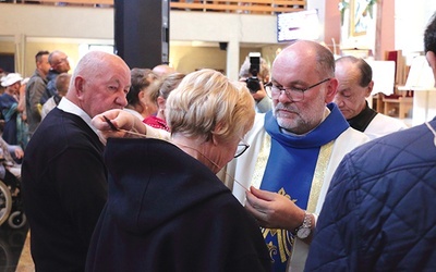 W czasie jubileuszu karmelitański znak przyjęło ponad 30 osób. 