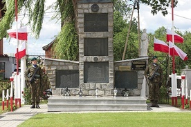 Warta honorowa przy pomniku Pamięci Poległych.
