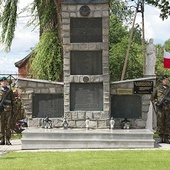 Warta honorowa przy pomniku Pamięci Poległych.
