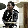 ▲	Hypolite łączy z muzyką swoją przyszłość. Szczegóły, jak wesprzeć AMS, można znaleźć na www.africanmusicschool.com/pl.