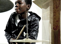 ▲	Hypolite łączy z muzyką swoją przyszłość. Szczegóły, jak wesprzeć AMS, można znaleźć na www.africanmusicschool.com/pl.