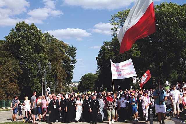 ▲	I ty chodź do Maryi, by złożyć przed Nią wszystkie problemy.