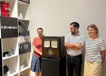 Kuratorzy wystawy: (od lewej) Joanna Tofilska, Sławomir Stanowski i Joanna Kałuska z radiem Capello, które zostało wyprodukowane w podkatowickim Wełnowcu.