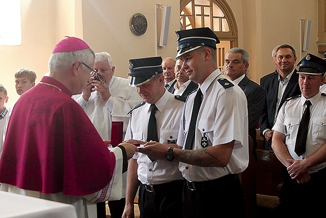 ►	Biskup uhonorował m.in. strażaków z OSP Krzydłowice.