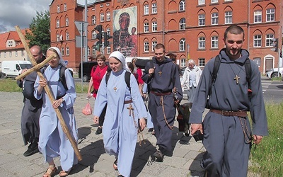 Ewangelizatorzy przeszli ulicami Koszalina w kierunku Sianowa, gdzie ugoszczono ich obiadem.