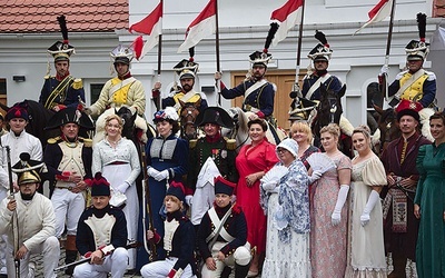 ▲	Centrum Kultury Gminy Kutno wraz z Gminną Biblioteką Publiczną im. Józefa Bohdana Zaleskiego w Leszczyku zorganizowały imprezę historyczną, która przeniosła gości w czasie.