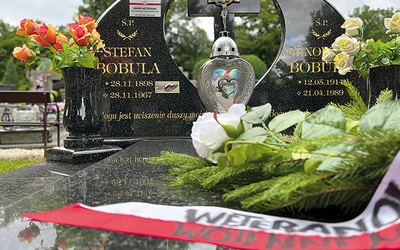 ▼	Grobowiec oznakowano w ramach projektu „Ocalamy”, realizowanego przez Oddziałowe Biuro Upamiętniania Walk i Męczeństwa IPN we Wrocławiu oraz Dolnośląski Urząd Wojewódzki.