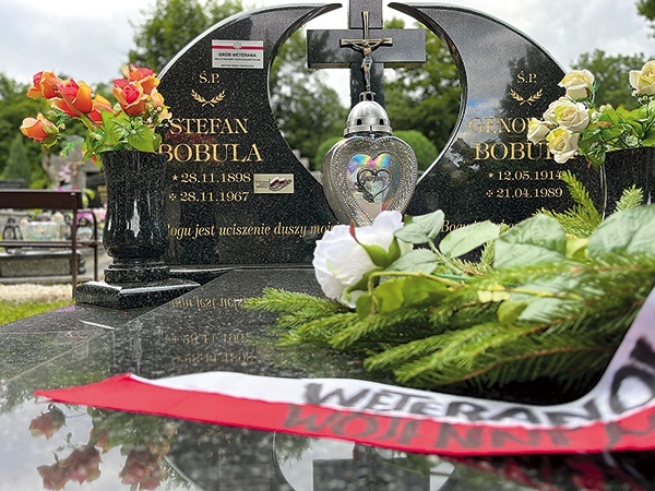 ▼	Grobowiec oznakowano w ramach projektu „Ocalamy”, realizowanego przez Oddziałowe Biuro Upamiętniania Walk i Męczeństwa IPN we Wrocławiu oraz Dolnośląski Urząd Wojewódzki.