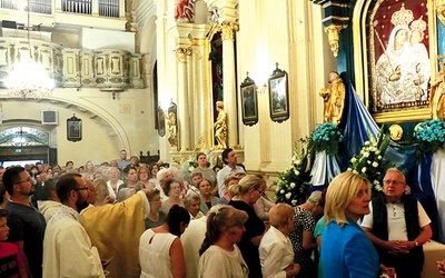 ▲	Wiele osób przyjmuje szkaplerzowy medalik i oddaje się w matczyną opiekę.