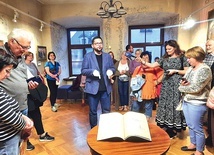 ◄	Prof. Aleksander Wójtowicz podczas prezentacji rękopisu.