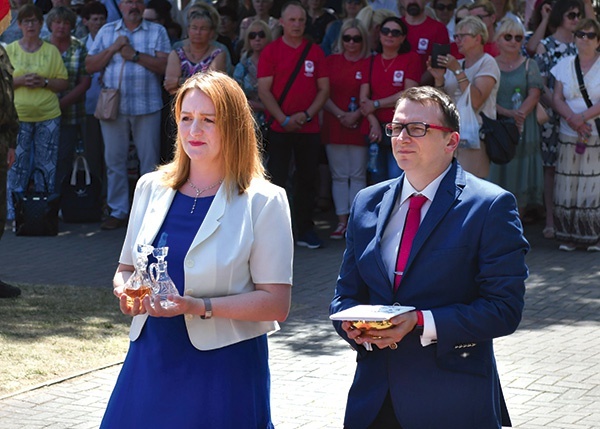 ▲	Małgorzata i Paweł Guty podczas czerwcowego jubileuszu 50-lecia diecezji zawierzyli jej mieszkańców Matce Bożej Cierpliwie Słuchającej.