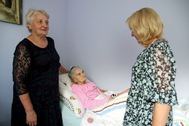 ◄	Pani Danuta (od lewej)  wraz z córką Agnieszką  od dwóch lat czuwają  przy pani Jadwidze.