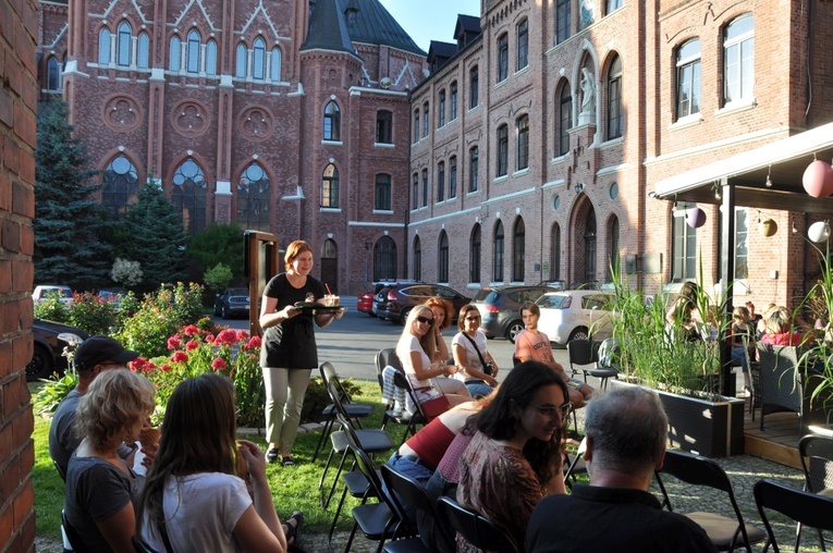 KAWAłek nieba - "roczek" kawiarni u nyskich werbistów