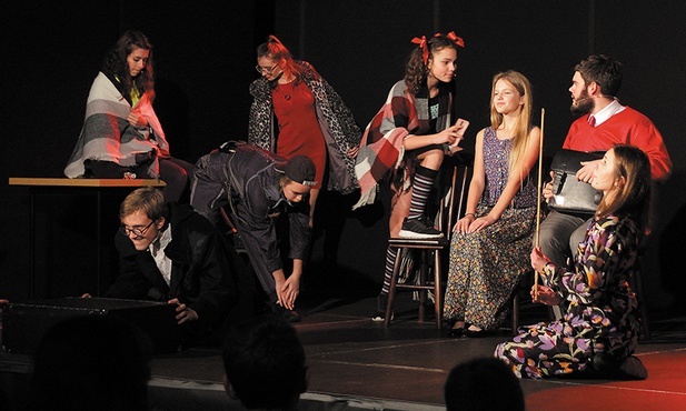 Na deskach teatru w Gdyni  przez lata pojawiły się  setki aktorów amatorów.