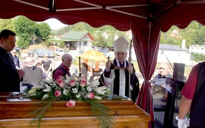 Bp Adam Bałabuch wraz z ks. Łukaszem nad grobem jego mamy.