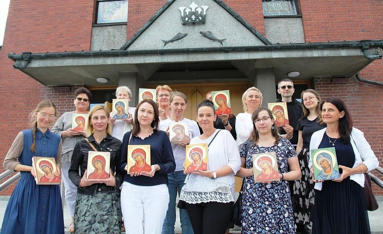 Uczestniczki rekolekcji z prowadzącymi: Danutą Jęczmyk OV i o. Arkadiuszem Bąkiem OFMConv.