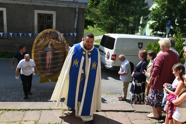 Ks. Paweł Pleśnierowicz wprowadzający obraz do kościoła w Świerkach.