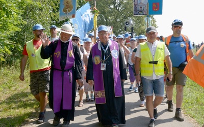 Przeprośna Górka w ubiegłym roku. Bp Marek wyrusza w stronę Jasnej Góry z kolumną skarżyską, pozdrawiając innych pielgrzymów.