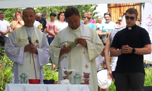 Duszpasterze sprawujący Mszę św. na Słowiance.