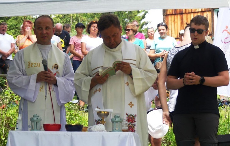 Duszpasterze sprawujący Mszę św. na Słowiance.