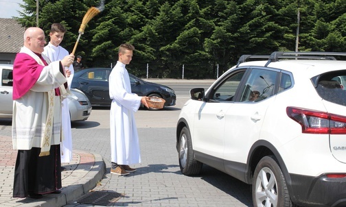 Bp Piotr Greger pobłogosławił kierowców i ich pojazdy w Wilamowicach.