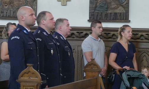 Przedstawiciele policji w wilamowickm sanktuarium św. Józefa Bilczewskiego.