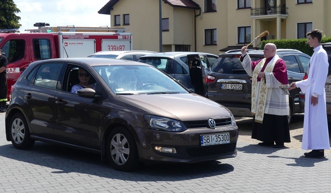 Bp Piotr Greger pobłogosławił kierowców i ich pojazdy w Wilamowicach.