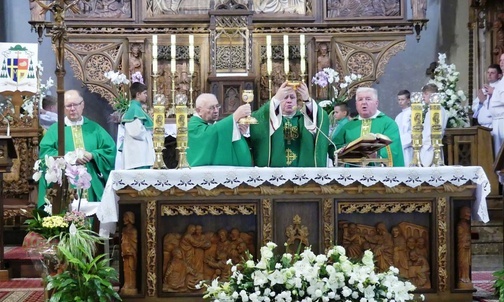 Bp Piotr Greger przewodniczył Mszy św. w Wilamowicach, z okazji święta patrona kierowców św. Krzysztofa.
