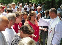 ▲	Ks. Jerzy Łukowicz podczas namaszczenia uczestników EwB olejkiem radości.