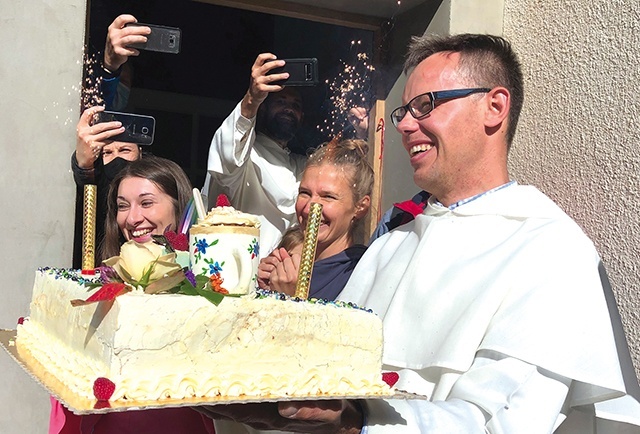 ▲	Otwarcie Café Siena – ważnego miejsca spotkań.