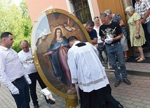 	Ks. Janusz Krzeszowiec żegnający wizerunek Strażniczki Polski.