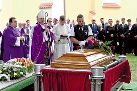 	Zmarłego kapłana pochowano przy kościele, z którym tak bardzo był związany.