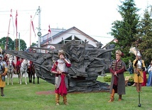 	Król wita mieszkańców. W tle niechciany przez władze Wiednia pomnik.