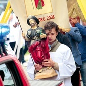 ▲	Podczas procesji niesiono figurę św. Jakuba Apostoła,  patrona parafii.
