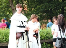 ◄	Na ulicach miasta można było spotkać rekonstruktorów w strojach stylizowanych na ubiory średniowieczne.