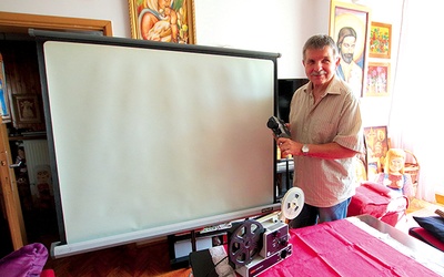 ▲	Pan Krzysztof prezentuje prywatny sprzęt do nagrywania i wyświetlania.