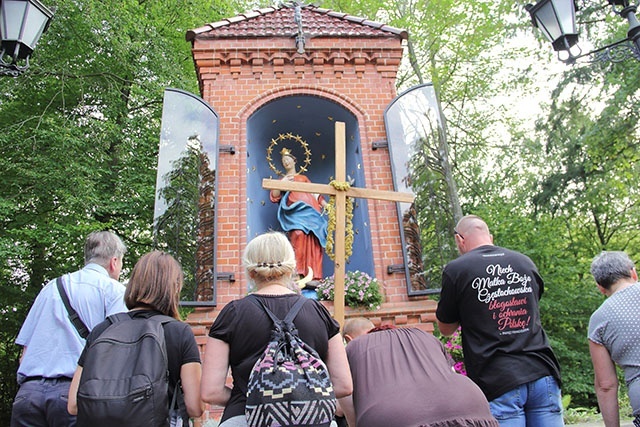 ▲	Sierpniowa pielgrzymka z Oliwy do Matemblewa to spotkanie wszystkich kościelnych grup osób uzależnionych.