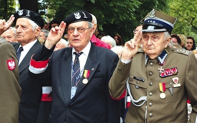 	Pod pomnik rtm. Pileckiego przychodzą 1 sierpnia już ostatni z ostatnich kombatantów.