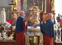 	W sanktuarium mają własne botafumeiro! Oryginalne w katedrze w Santiago de Compostela to największy trybularz, czyli kadzielnica na świecie.