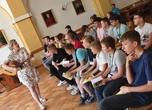 	Na oazie moderatorką jest Magdalena Żelechowska.  Posługują tu także kleryk Jakub Błażyński i 7 animatorów. Na zdjęciu szkoła śpiewu.