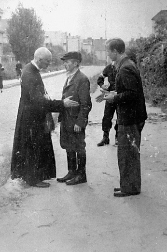 W Powstaniu Warszawskim jako dziekan II Obwodu Żoliborz kierował całym duszpasterstwem wojskowym na Żoliborzu.