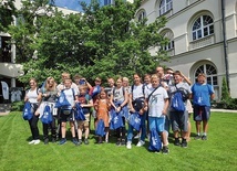 ▲	Uczestnicy kolonii z upominkami.