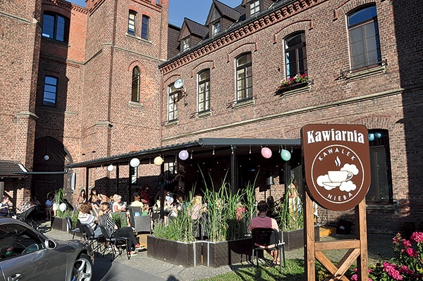 Gawędzący ludzie, zapełnione stoliki to najlepsza wizytówka.