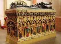 ◄	Na sarkofagu w Sankt Wendel u wezgłowia rzeźby świętego czuwają owieczki.