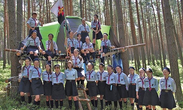▼	2. Drużyna Rybnicka Skautów Europy przed zawieszonym  na drzewach „gniazdem” rydułtowsko-rybnickiego zastępu „Raniuszek”.