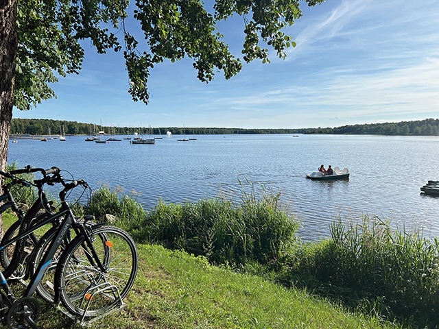 ▲	Wiele osób decyduje się przyjechać nad jezioro rowerem i przesiąść się na rower wodny, kajak lub paddle board.