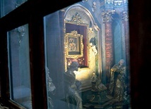 ▲	Widok z sali modlitw zakonnych na łaskami słynący obraz Pana Jezusa.