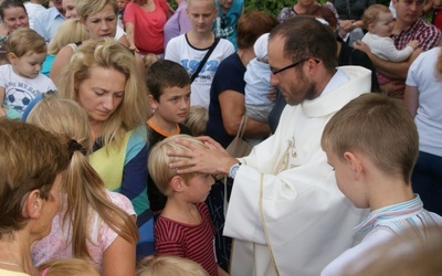 Błogosławieństwo dzieci na odpuście w kaplicy św. Anny w Radziechowach.