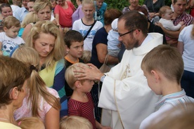 Błogosławieństwo dzieci na odpuście w kaplicy św. Anny w Radziechowach.