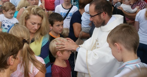 Błogosławieństwo dzieci na odpuście w kaplicy św. Anny w Radziechowach.